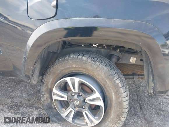 2018 Toyota Tacoma SR5 с VIN 3TMBZ5DN8JM015331, выставлен на аукционе IAAI как лот 42197079 с пробегом 84 035 миль миль и . История ставок и продаж доступна на DreamBid. Изображение 20.