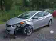 2013 Hyundai Elantra GLS z VIN KMHDH4AE6DU569067, wystawiony jako IAAI lot #42717649 z przebiegiem 122 915 mil mil oraz . Historia ofert i sprzedaży dostępna na DreamBid. Obrazek 2.