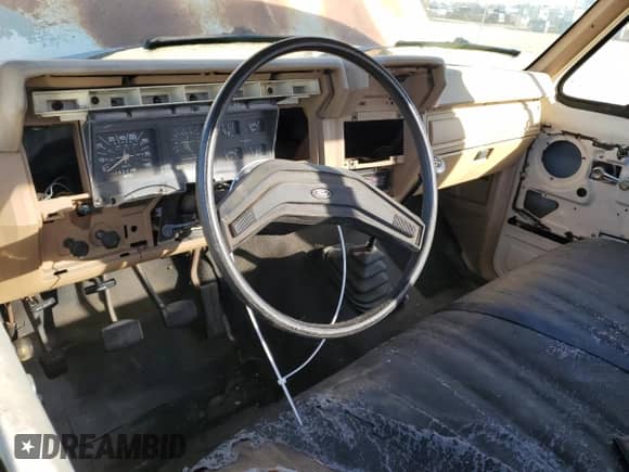 1985 Ford F-150 z VIN 1FTDF15YXFPA97115, wystawiony jako Copart lot #87000634 z przebiegiem 28 229 mil mil oraz Czysty tytuł • Clean title. Historia ofert i sprzedaży dostępna na DreamBid. Obrazek 8.