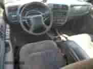 2000 Chevrolet Blazer LS z VIN 1GNCS13W3Y2297205, wystawiony jako Copart lot #52946885 z przebiegiem 204 232 mil mil oraz Szkoda całkowita • Salvage title. Historia ofert i sprzedaży dostępna na DreamBid. Obrazek 8.