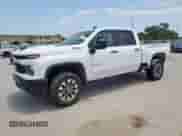 2024 Chevrolet Silverado 2500HD Custom z VIN 2GC4YME72R1121850, wystawiony jako Copart lot #66163225 z przebiegiem 57 752 mil mil oraz Szkoda całkowita • Salvage title. Historia ofert i sprzedaży dostępna na DreamBid. Obrazek 1.