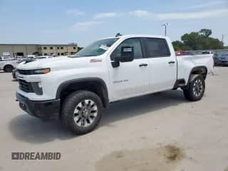 2024 Chevrolet Silverado 2500HD Custom с VIN 2GC4YME72R1121850, выставлен на аукционе Copart как лот 66163225 с пробегом 57 752 миль миль и Списание • Salvage title. История ставок и продаж доступна на DreamBid. Изображение 1.
