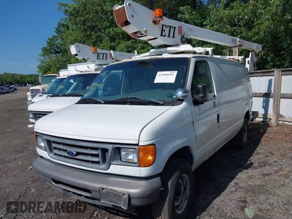 2007 Ford Econoline Cargo z VIN 1FTSE34L07DA38976, wystawiony jako IAAI lot #42500183 z przebiegiem Nie podano mil oraz . Historia ofert i sprzedaży dostępna na DreamBid. Obrazek 2.