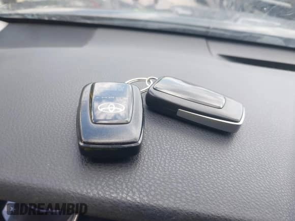 2020 Toyota Camry SE z VIN 4T1J11AK8LU935461, wystawiony jako IAAI lot #42354964 z przebiegiem 70 212 mil mil oraz . Historia ofert i sprzedaży dostępna na DreamBid. Obrazek 11.