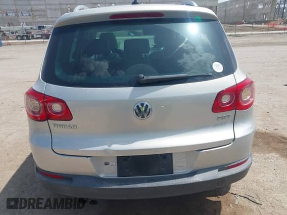 2010 Volkswagen Tiguan S с VIN WVGAV7AX1AW001503, выставлен на аукционе IAAI как лот 42520113 с пробегом 126 361 миль миль и . История ставок и продаж доступна на DreamBid. Изображение 16.
