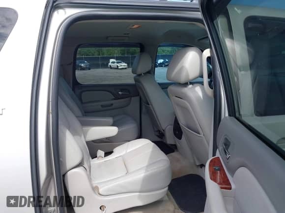 2009 Chevrolet Suburban 2LT with VIN 1GNFC26089R213556, listed as a IAAI auction lot 42289161 with 194,225 mi miles and . Bid and sale history available at DreamBid. Image 8.