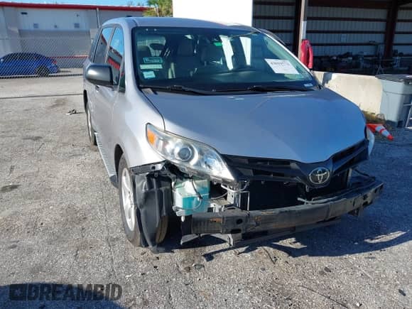 2018 Toyota Sienna L with VIN 5TDZZ3DC1JS946187, listed as a IAAI auction lot 43019772 with 185,732 mi miles and . Bid and sale history available at DreamBid. Image 6.