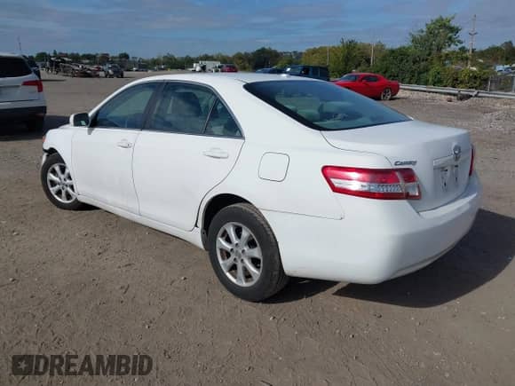 2010 Toyota Camry LE z VIN 4T4BF3EK3AR082496, wystawiony jako IAAI lot #43354048 z przebiegiem 144 942 mil mil oraz . Historia ofert i sprzedaży dostępna na DreamBid. Obrazek 3.