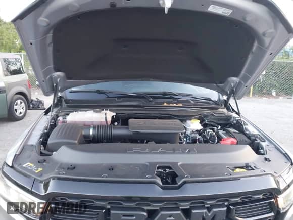 2025 Ram 1500 Big Horn z VIN 1C6RREFG9SN527515, wystawiony jako IAAI lot #41952115 z przebiegiem 8 009 mil mil oraz . Historia ofert i sprzedaży dostępna na DreamBid. Obrazek 10.