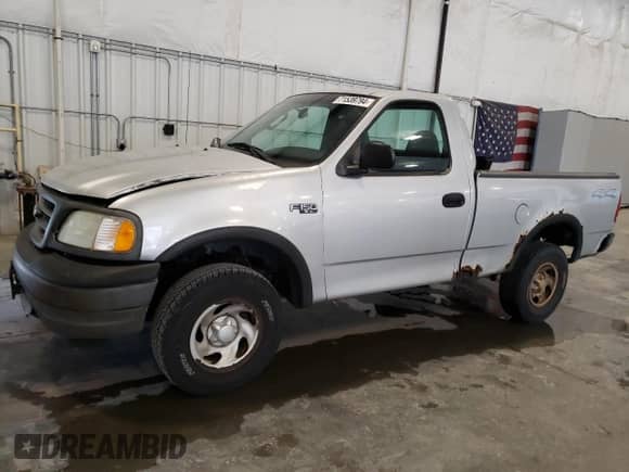2003 Ford F-150 XL z VIN 1FTRF18273NB92414, wystawiony jako Copart lot #71539794 z przebiegiem Nie podano mil oraz Szkoda całkowita • Salvage title. Historia ofert i sprzedaży dostępna na DreamBid. Obrazek 1.