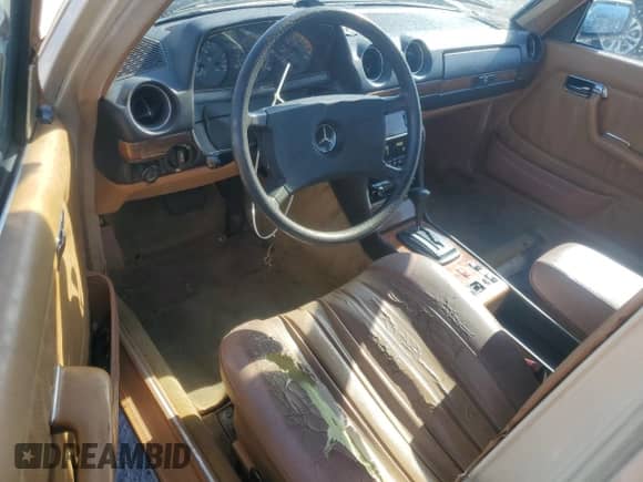1984 Mercedes-Benz 300 D z VIN WDBAB33A5EA174053, wystawiony jako Copart lot #59361935 z przebiegiem 169 400 mil mil oraz Czysty tytuł • Clean title. Historia ofert i sprzedaży dostępna na DreamBid. Obrazek 8.
