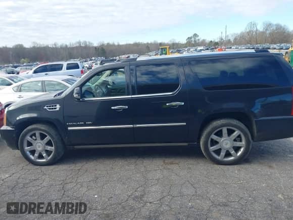 2011 Cadillac Escalade ESV Premium z VIN 1GYS4JEF5BR377335, wystawiony jako IAAI lot #41820043 z przebiegiem 181 619 mil mil oraz . Historia ofert i sprzedaży dostępna na DreamBid. Obrazek 15.