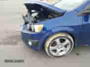 2013 Chevrolet Sonic LTZ z VIN 1G1JE5SB8D4200567, wystawiony jako IAAI lot #41933492 z przebiegiem 124 603 mil mil oraz . Historia ofert i sprzedaży dostępna na DreamBid. Obrazek 13.