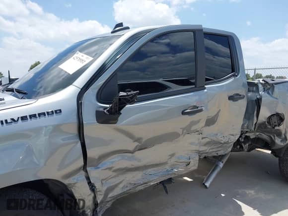 2025 Chevrolet Silverado 1500 z VIN 1GCRKBEK0SZ264681, wystawiony jako IAAI lot #42570981 z przebiegiem 4 783 mil mil oraz . Historia ofert i sprzedaży dostępna na DreamBid. Obrazek 6.