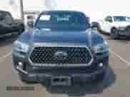 2019 Toyota Tacoma SR z VIN 3TMCZ5AN6KM229020, wystawiony jako IAAI lot #43090158 z przebiegiem 117 151 mil mil oraz . Historia ofert i sprzedaży dostępna na DreamBid. Obrazek 13.