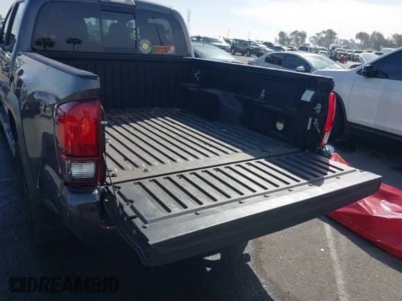 2018 Toyota Tacoma SR5 с VIN 3TMAZ5CN9JM077463, выставлен на аукционе IAAI как лот 41688459 с пробегом 69 886 миль миль и . История ставок и продаж доступна на DreamBid. Изображение 18.