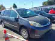 2009 Toyota Sienna XLE z VIN 5TDZK22C39S266837, wystawiony jako IAAI lot #43502004 z przebiegiem 241 252 mil mil oraz . Historia ofert i sprzedaży dostępna na DreamBid. Obrazek 13.