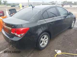 2013 Chevrolet Cruze 1LT z VIN 1G1PC5SBXD7109038, wystawiony jako IAAI lot #43413290 z przebiegiem 105 515 mil mil oraz . Historia ofert i sprzedaży dostępna na DreamBid. Obrazek 4.