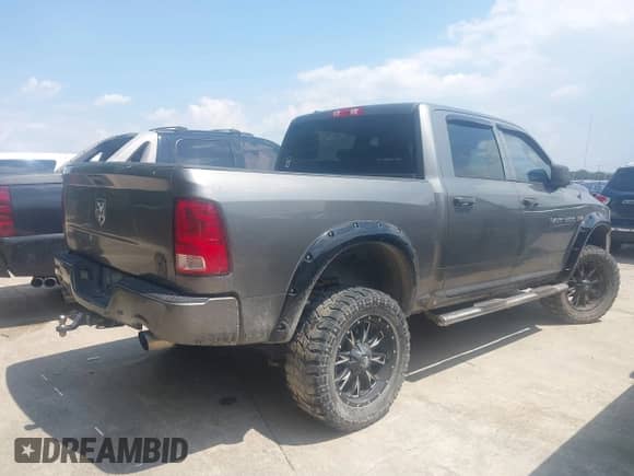 2013 Ram 1500 Express z VIN 1C6RR7KTXDS569372, wystawiony jako IAAI lot #43067487 z przebiegiem 223 976 mil mil oraz . Historia ofert i sprzedaży dostępna na DreamBid. Obrazek 13.