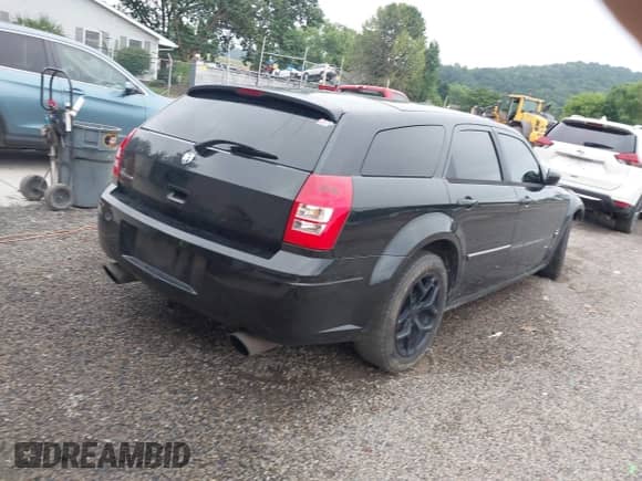 2005 Dodge Magnum RT with VIN 2D8GV58275H670202, listed as a IAAI auction lot 42663710 with 94,986 mi miles and . Bid and sale history available at DreamBid. Image 4.