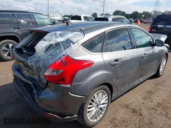 2014 Ford Focus Titanium z VIN 1FADP3N29EL438598, wystawiony jako IAAI lot #43374118 z przebiegiem 110 255 mil mil oraz . Historia ofert i sprzedaży dostępna na DreamBid. Obrazek 4.