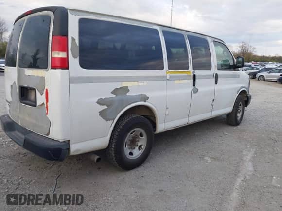2008 Chevrolet Express Passenger with VIN 1GAGG25K781193262, listed as a IAAI auction lot 40607778 with 318,086 mi miles and . Bid and sale history available at DreamBid. Image 4.