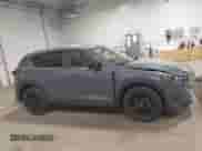 2023 Mazda CX-5 S Carbon Edition z VIN JM3KFBCM8P0261086, wystawiony jako IAAI lot #42215690 z przebiegiem 23 730 mil mil oraz . Historia ofert i sprzedaży dostępna na DreamBid. Obrazek 13.