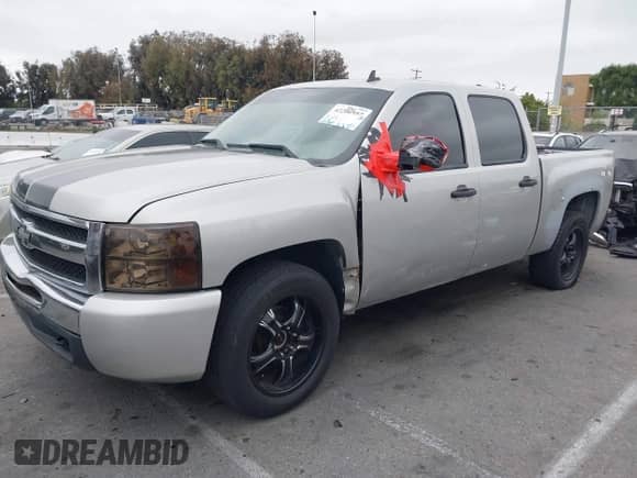 2011 Chevrolet Silverado 1500 LS z VIN 3GCPKREA4BG390355, wystawiony jako IAAI lot #42206957 z przebiegiem 153 766 mil mil oraz . Historia ofert i sprzedaży dostępna na DreamBid. Obrazek 20.