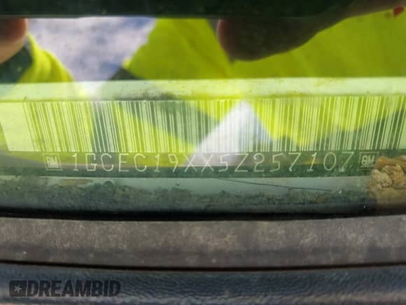 2005 Chevrolet Silverado 1500 Work Truck z VIN 1GCEC19XX5Z257107, wystawiony jako IAAI lot #42980405 z przebiegiem Nie podano mil oraz . Historia ofert i sprzedaży dostępna na DreamBid. Obrazek 9.