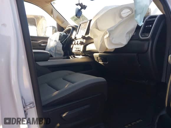 2020 Ram 1500 Big Horn z VIN 1C6RREBT8LN277897, wystawiony jako IAAI lot #41351006 z przebiegiem 50 155 mil mil oraz . Historia ofert i sprzedaży dostępna na DreamBid. Obrazek 5.