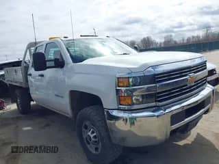 2018 Chevrolet Silverado 2500HD z VIN 1GB2KUEG2JZ233878, wystawiony jako IAAI lot #41851610 z przebiegiem 249 947 mil mil oraz . Historia ofert i sprzedaży dostępna na DreamBid. Obrazek 1.