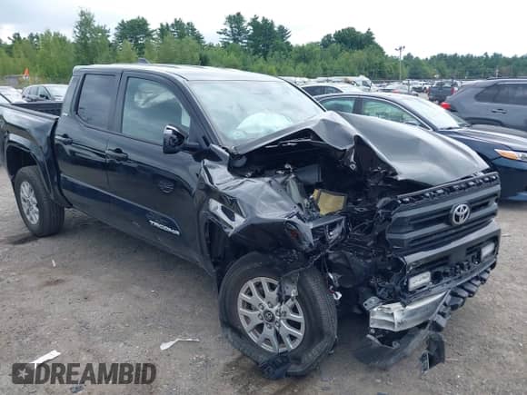 2024 Toyota Tacoma SR5 z VIN 3TYLB5JN3RT002144, wystawiony jako IAAI lot #42727494 z przebiegiem 20 489 mil mil oraz . Historia ofert i sprzedaży dostępna na DreamBid. Obrazek 1.
