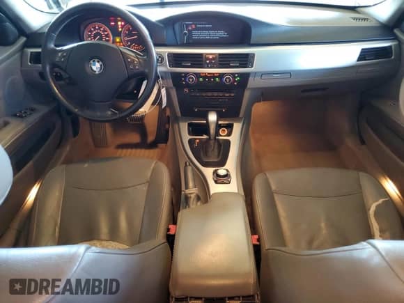 2009 BMW 3 Series 328i z VIN WBAPH57569NL77998, wystawiony jako Copart lot #81102785 z przebiegiem 135 433 mil mil oraz Szkoda całkowita • Salvage title. Historia ofert i sprzedaży dostępna na DreamBid. Obrazek 8.