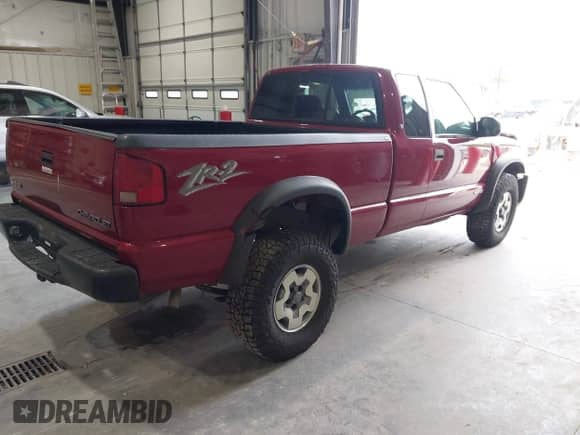 2002 Chevrolet S-10 LS z VIN 1GCCT19W828220704, wystawiony jako IAAI lot #42407086 z przebiegiem 95 072 mil mil oraz . Historia ofert i sprzedaży dostępna na DreamBid. Obrazek 4.