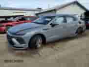 2025 Hyundai Sonata SE с VIN KMHL24JA1SA497414, выставлен на аукционе Copart как лот 66750645 с пробегом 2 725 миль миль и Списание • Salvage title. История ставок и продаж доступна на DreamBid. Изображение 1.