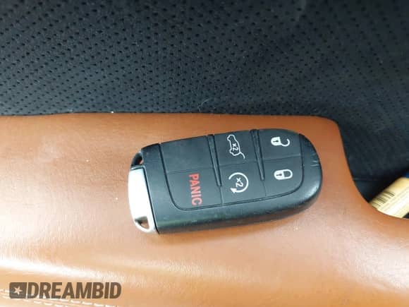 2016 Jeep Grand Cherokee SRT z VIN 1C4RJFDJ7GC324808, wystawiony jako IAAI lot #41718684 z przebiegiem 76 084 mil mil oraz . Historia ofert i sprzedaży dostępna na DreamBid. Obrazek 11.