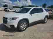 2021 Chevrolet Traverse LS z VIN 1GNERLKW6MJ213735, wystawiony jako Copart lot #67343125 z przebiegiem 62 758 mil mil oraz Szkoda całkowita • Salvage title. Historia ofert i sprzedaży dostępna na DreamBid. Obrazek 1.