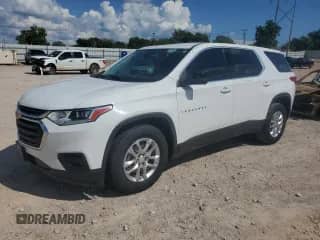 2021 Chevrolet Traverse LS z VIN 1GNERLKW6MJ213735, wystawiony jako Copart lot #67343125 z przebiegiem 62 758 mil mil oraz Szkoda całkowita • Salvage title. Historia ofert i sprzedaży dostępna na DreamBid. Obrazek 1.