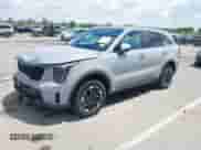 2025 Kia Sorento S z VIN 5XYRLDJC3SG324507, wystawiony jako IAAI lot #42353244 z przebiegiem 4 384 mil mil oraz . Historia ofert i sprzedaży dostępna na DreamBid. Obrazek 17.