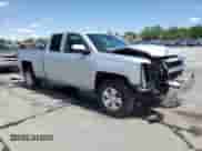 2018 Chevrolet Silverado 1500 LT z VIN 1GCVKREC0JZ180388, wystawiony jako Copart lot #56705505 z przebiegiem 113 827 mil mil oraz Szkoda całkowita • Salvage title. Historia ofert i sprzedaży dostępna na DreamBid. Obrazek 4.