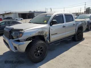 2015 Toyota Tacoma PreRunner z VIN 5TFJU4GNXFX089965, wystawiony jako Copart lot #80919965 z przebiegiem 218 933 mil mil oraz Szkoda całkowita • Salvage title. Historia ofert i sprzedaży dostępna na DreamBid. Obrazek 1.