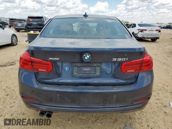 2017 BMW 3 Series 330i xDrive z VIN WBA8D9C52HA003715, wystawiony jako Copart lot #68401465 z przebiegiem 78 934 mil mil oraz Szkoda całkowita • Salvage title. Historia ofert i sprzedaży dostępna na DreamBid. Obrazek 6.