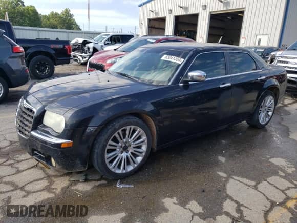 2008 Chrysler 300 C Hemi с VIN 2C3KA63H38H335954, выставлен на аукционе Copart как лот 65041354 с пробегом 206 623 миль миль и Списание • Salvage title. История ставок и продаж доступна на DreamBid. Изображение 1.
