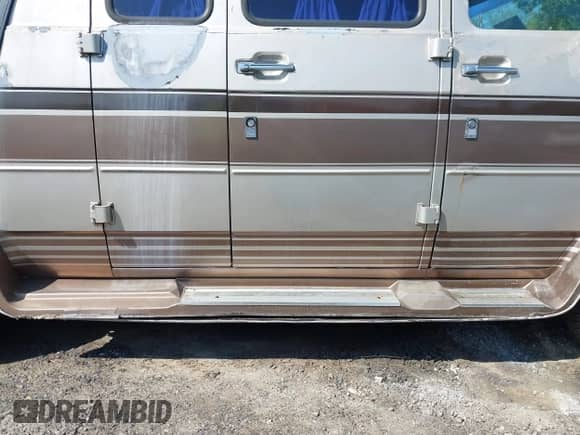1988 Chevrolet Chevy Van with VIN 1GBEG25K8J7123095, listed as a IAAI auction lot 42355125 with 92,496 mi miles and . Bid and sale history available at DreamBid. Image 17.