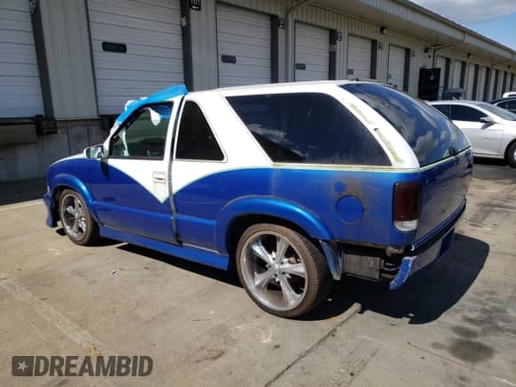 2001 Chevrolet Blazer LS z VIN 1GNCS18W31K242316, wystawiony jako Copart lot #70661605 z przebiegiem 117 135 mil mil oraz Czysty tytuł • Clean title. Historia ofert i sprzedaży dostępna na DreamBid. Obrazek 2.