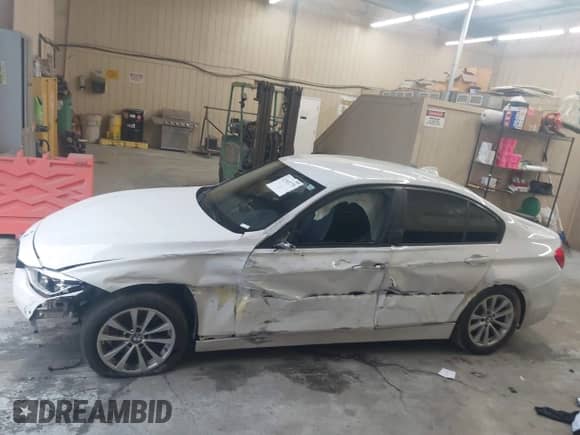 2018 BMW 3 Series 320i z VIN WBA8E1G58JNU92628, wystawiony jako IAAI lot #42905270 z przebiegiem Nie podano mil oraz . Historia ofert i sprzedaży dostępna na DreamBid. Obrazek 14.