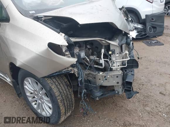 2015 Toyota Sienna XLE с VIN 5TDYK3DC9FS609094, выставлен на аукционе IAAI как лот 41133141 с пробегом 243 944 миль миль и . История ставок и продаж доступна на DreamBid. Изображение 18.