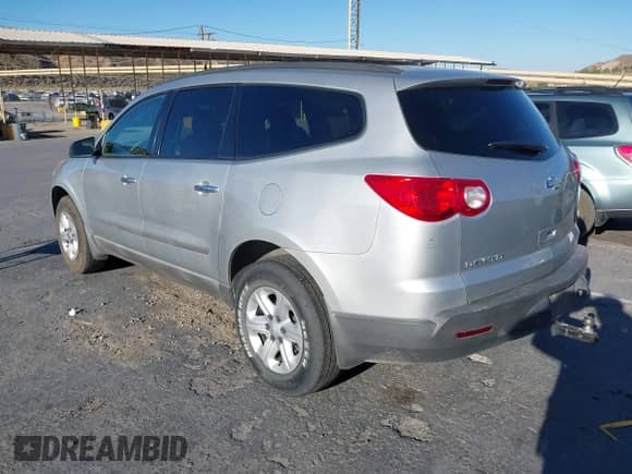 2009 Chevrolet Traverse LS z VIN 1GNEV13D39S156800, wystawiony jako IAAI lot #42684301 z przebiegiem 150 271 mil mil oraz . Historia ofert i sprzedaży dostępna na DreamBid. Obrazek 3.