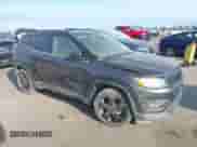 2019 Jeep Compass Altitude z VIN 3C4NJCBB8KT726956, wystawiony jako IAAI lot #39195540 z przebiegiem Nie podano mil oraz . Historia ofert i sprzedaży dostępna na DreamBid. Obrazek 1.