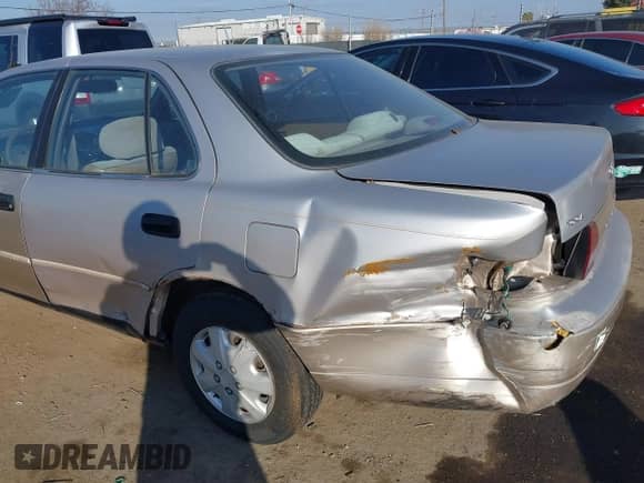 1996 Toyota Camry DX z VIN 4T1BG12K4TU818638, wystawiony jako IAAI lot #41444247 z przebiegiem 348 830 mil mil oraz . Historia ofert i sprzedaży dostępna na DreamBid. Obrazek 6.